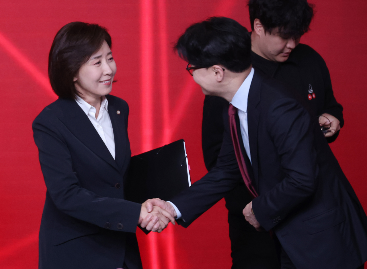 20일 서울 강서구 ASSA아트홀에서 열린 국민의힘 제21대 대통령 후보자 1차 경선 조별 토론회에서 B조 후보인 나경원-한동훈 후보가 인사하고 있다. 2025.4.20 [국회사진기자단] [연합]