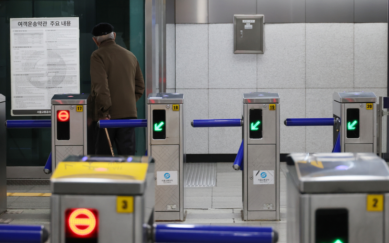 Turnstiles at Jongro 5-ga Station on March 6 (Yonhap)