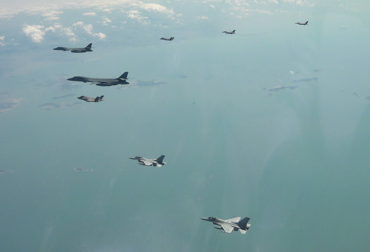 국방부는 지난 15일 미국 B-1B 전략폭격기가 전개한 가운데 한미 연합공중훈련을 실시했다고 밝혔다. [연합]