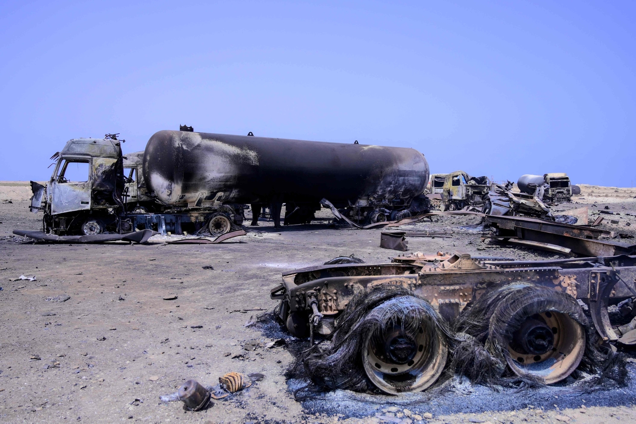 Burned vehicles lie near a port in Yemen's Hodeida province following US strikes, Friday. (AFP-Yonhap)