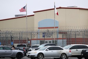 US Supreme Court temporarily blocks deportations of Venezuelan migrants under wartime law