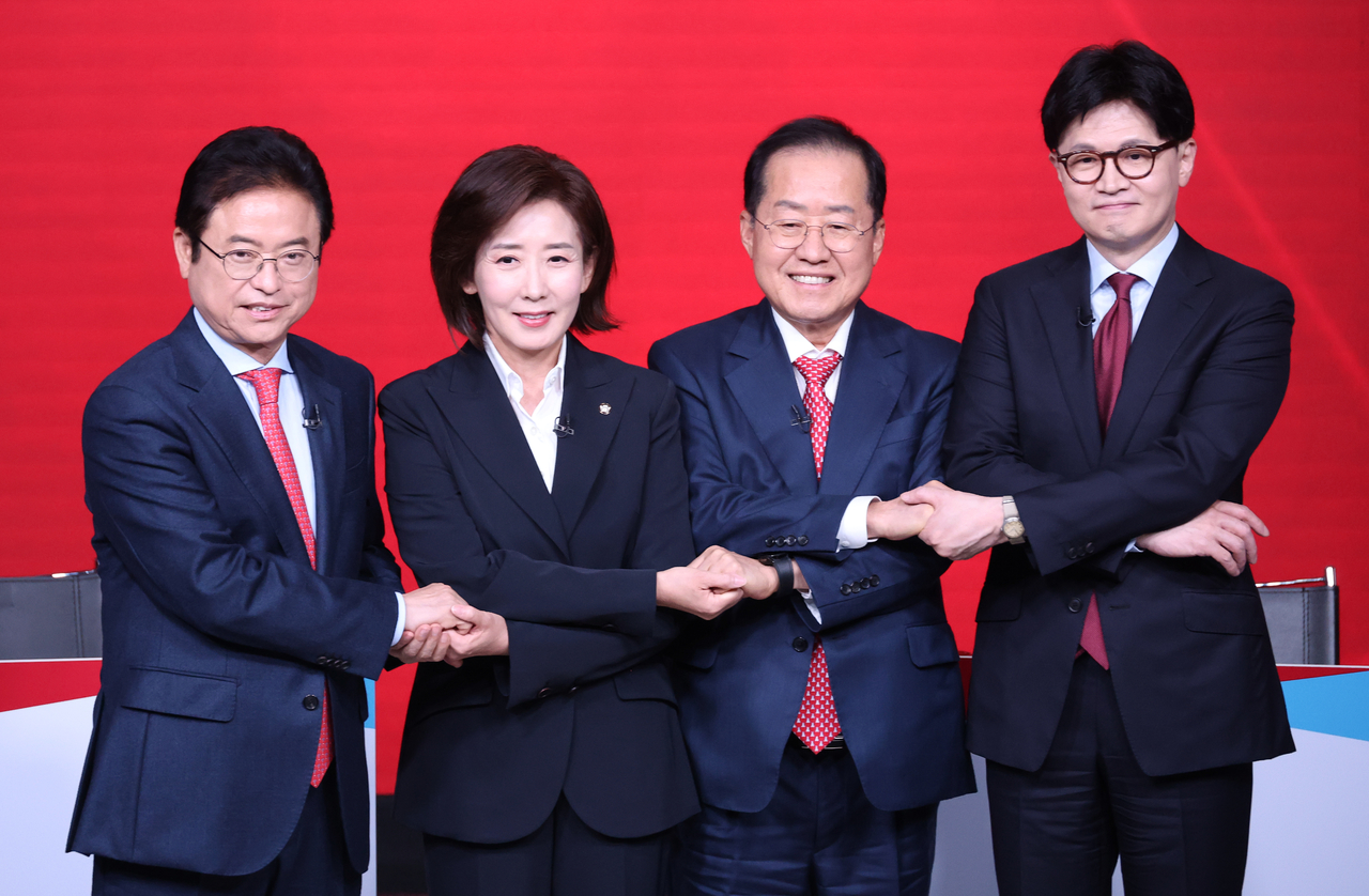 20일 서울 강서구 ASSA아트홀에서 열린 국민의힘 제21대 대통령 후보자 1차 경선 조별 토론회에서 B조 후보들이 시작 전 기념 촬영을 하고 있다.
왼쪽부터 이철우·나경원·홍준표·한동훈 후보. 2025.4.20 [국회사진기자단] [연합]