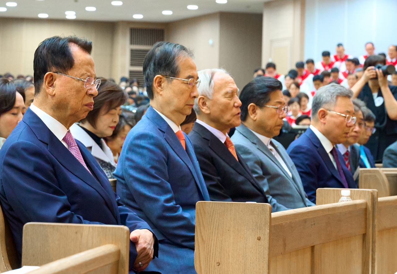 한덕수 대통령 권한대행  국무총리가 20일 서울 강동구 명성교회에서 열린 부활절 연합예배에 참석해 기도하고 있다. [연합]