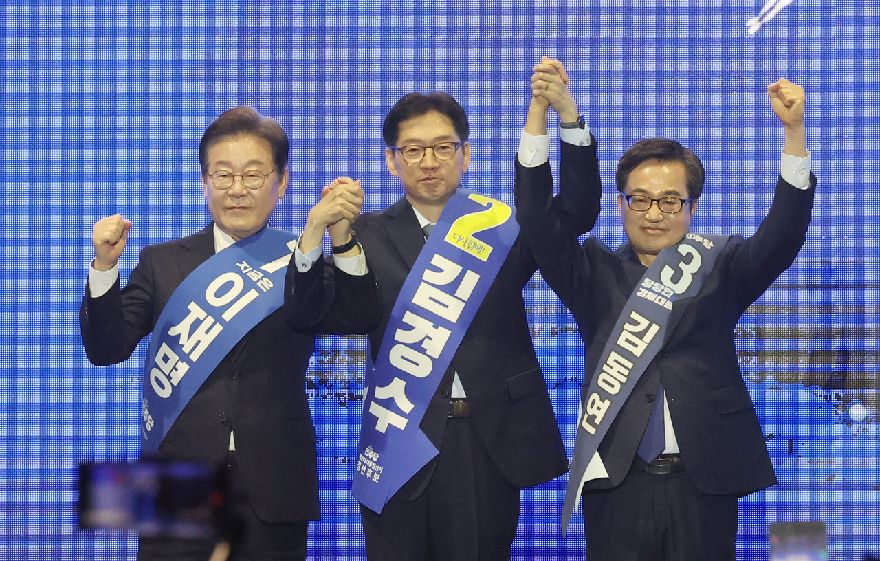 이재명(왼쪽부터), 김경수, 김동연 더불어민주당 대선 경선 후보가 20일 울산시 울주군 울산전시컨벤션센터에서 열린 ‘제21 대통령선거 후보자 선출을 위한 영남권 합동연설회’에서 인사하고 있다. [연합]