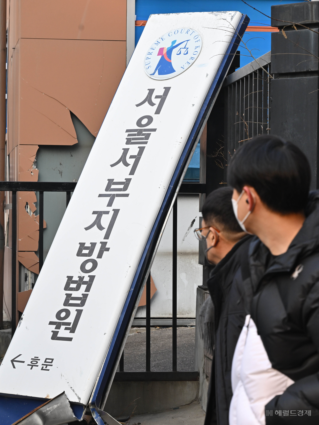 서울서부지방법원이 지난 19일 새벽 윤석열 대통령에 대한 구속영장을 발부한 것에 반발해 윤 대통령 지지자들이 법원 청사로 난입해 폭동을 일으키는 초유의 사태가 발생했다. 20일 오전 서울 마포구 서울서부지방법원 간판이 폭동으로 인해 파손되어 있다. 임세준 기자