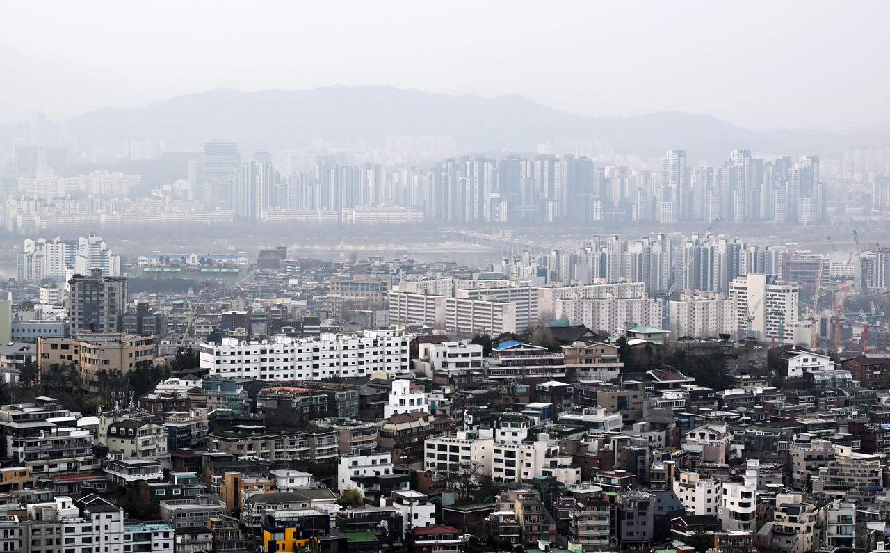 서울 남산에서 바라본 용산·서초구의 아파트 모습. [이상섭 기자]