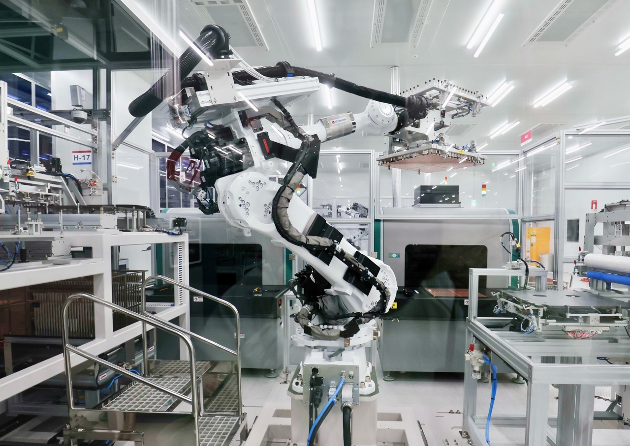 A robot performing the automated optical inspection process, using AI vision inspection to determine whether the FC-BGA meets quality standards at LG Innotek's Dream Factory located in Gumi, North Gyeongsang Province. (LG Innotek)