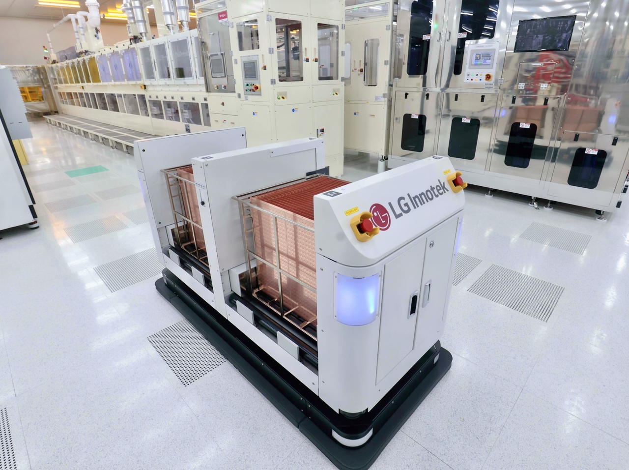 An autonomous mobile robot transporting raw materials necessary for FC-BGA production at LG Innotek's Dream Factory located in Gumi, North Gyeongsang Province. (LG Innotek)