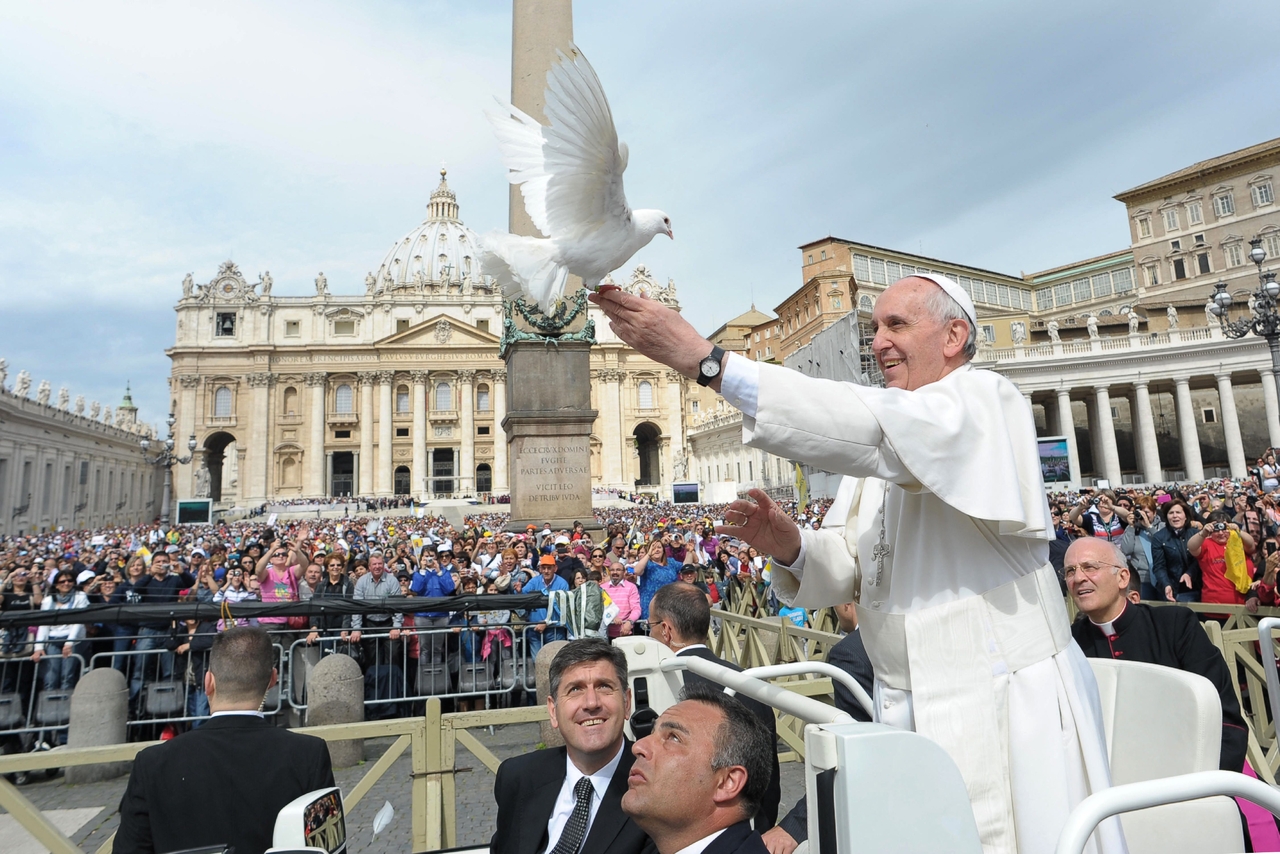 In this file photo, Pope Francis lets fly a white dove in front of pilgrims following his weekly general audience at St Peter's Square in the Vatican on May 15, 2013. (Yonhap-AFP)