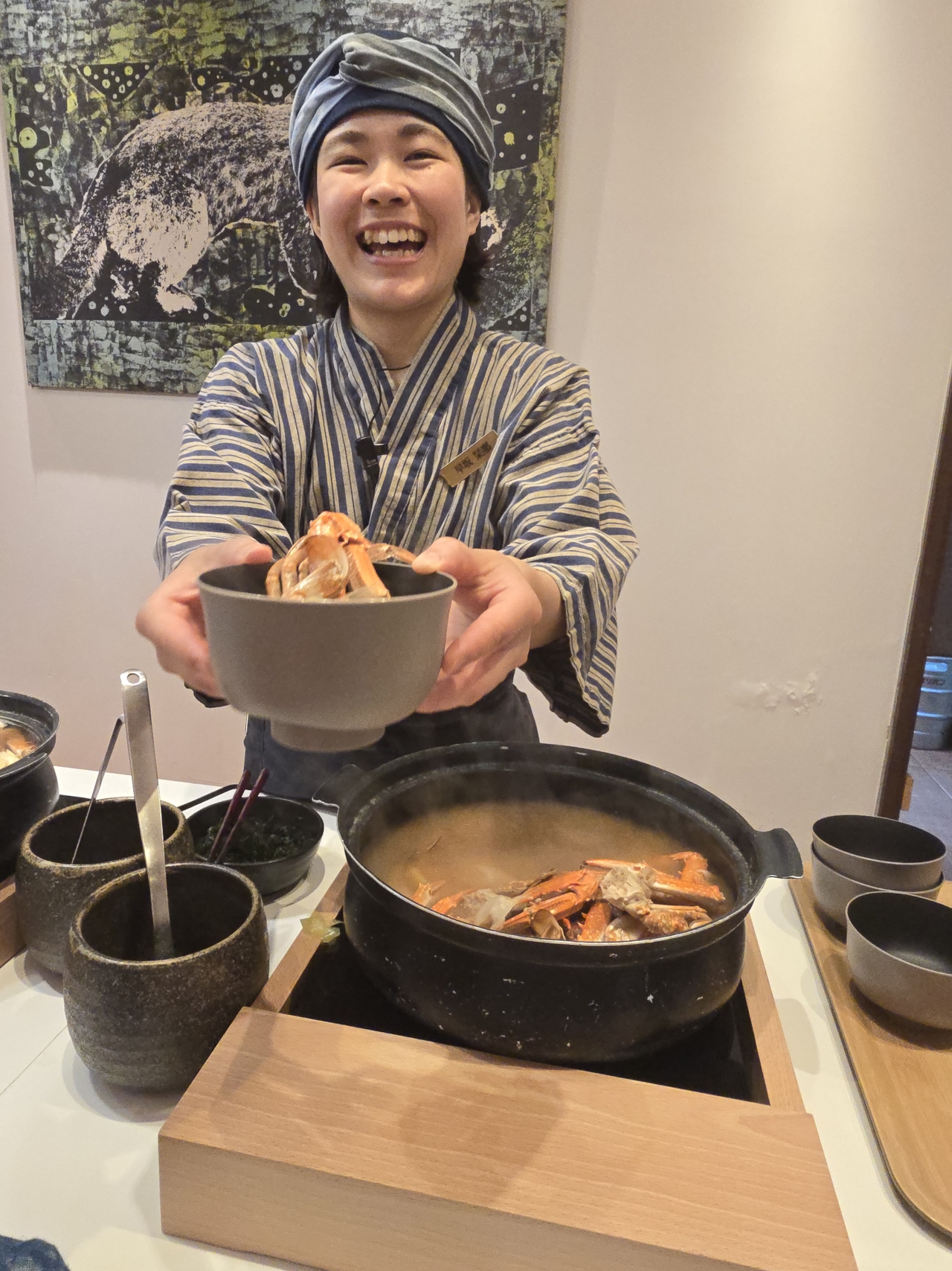 꽃게탕을 내어주는 호시노 이리오모테 셰프의 미소