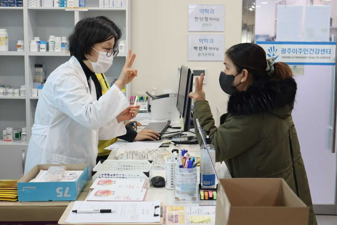 광주광역시는 외국인주민을 대상으로 의료봉사를 실천하고 있는 비영리법인·단체에 약제비를 비롯한 운영경비와 의료통역 서비스를 지원한다.