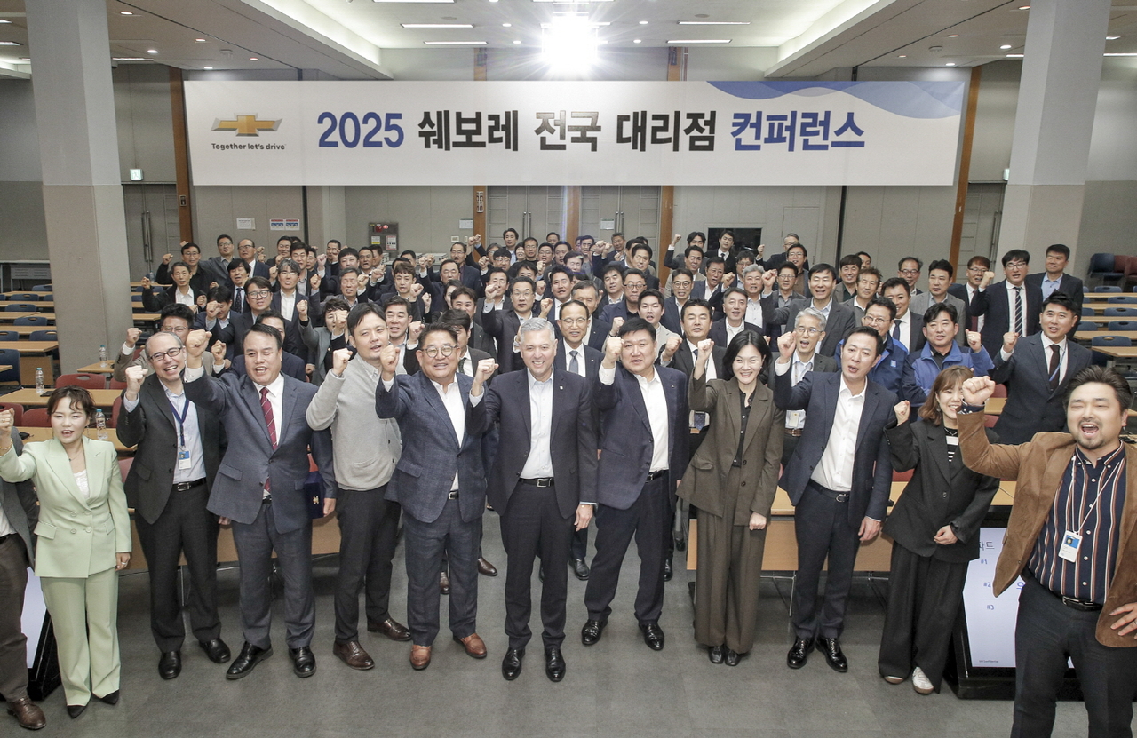 지난 18일 인천 부평 본사에서 열린 ‘2025 쉐보레 전국 대리점 컨퍼런스’ 참석자들이 기념 촬영을 하고 있다. [쉐보레 제공]