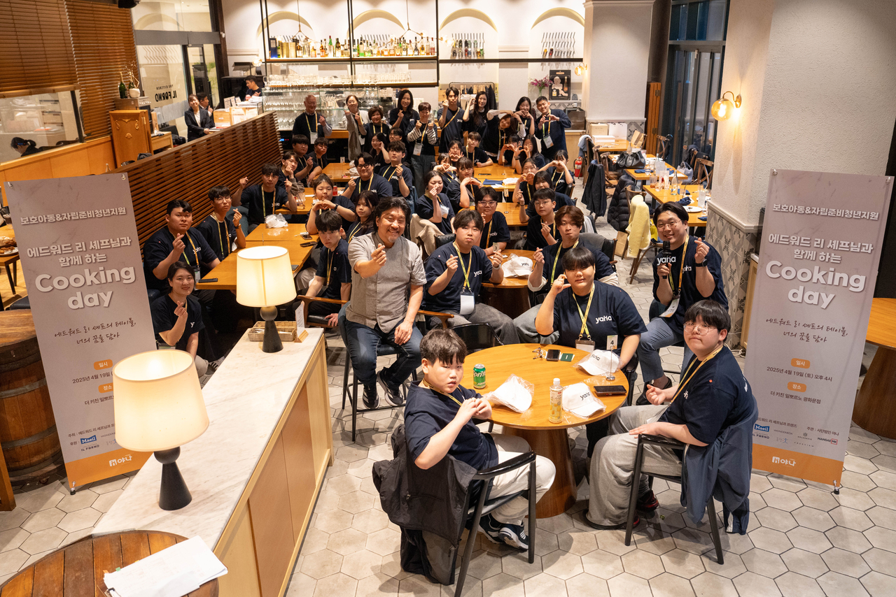 Edward Lee (center) poses with the participants at "Cooking Day with Edward Lee" held at The Kitchen Il Forno in downtown Seoul on Saturday. (YANA)