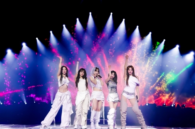 Le Sserafim performs during the Seoul show of group's first world tour "Easy Crazy Hot," held at Inspire Arena, Incheon, Sunday. (Source Music)