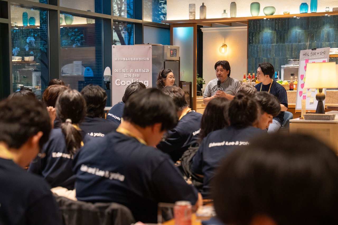 Chef Edward Lee (center) takes questions from the participants at "Cooking Day with Edward Lee" held at The Kitchen Il Forno in downtown Seoul Saturday. (YANA)