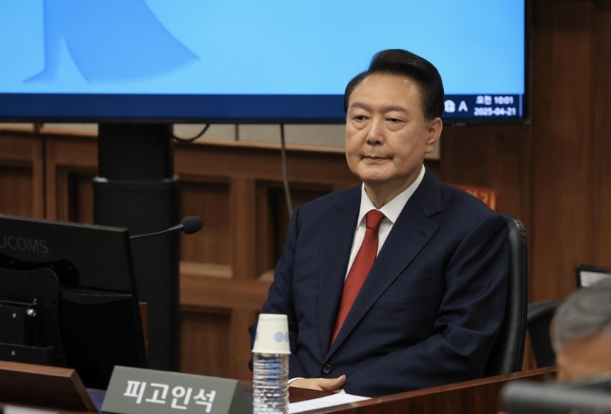 12·3 비상계엄을 선포해 내란 우두머리 혐의로 재판에 넘겨진 윤석열 전 대통령이 21일 오전 서울 서초구 서울중앙지법 417호 법정에 앉아 재판 시작을 기다리고 있다. [사진공동취재단]