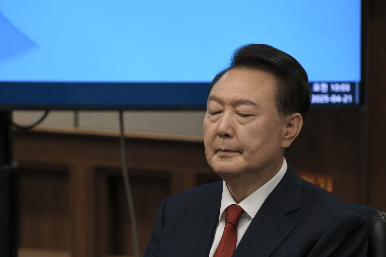 Former President Yoon Suk Yeol attends the second hearing in his criminal trial on insurrection charges at the Seoul Central District Court in Seocho-gu, southern Seoul on Monday. (Yonhap)