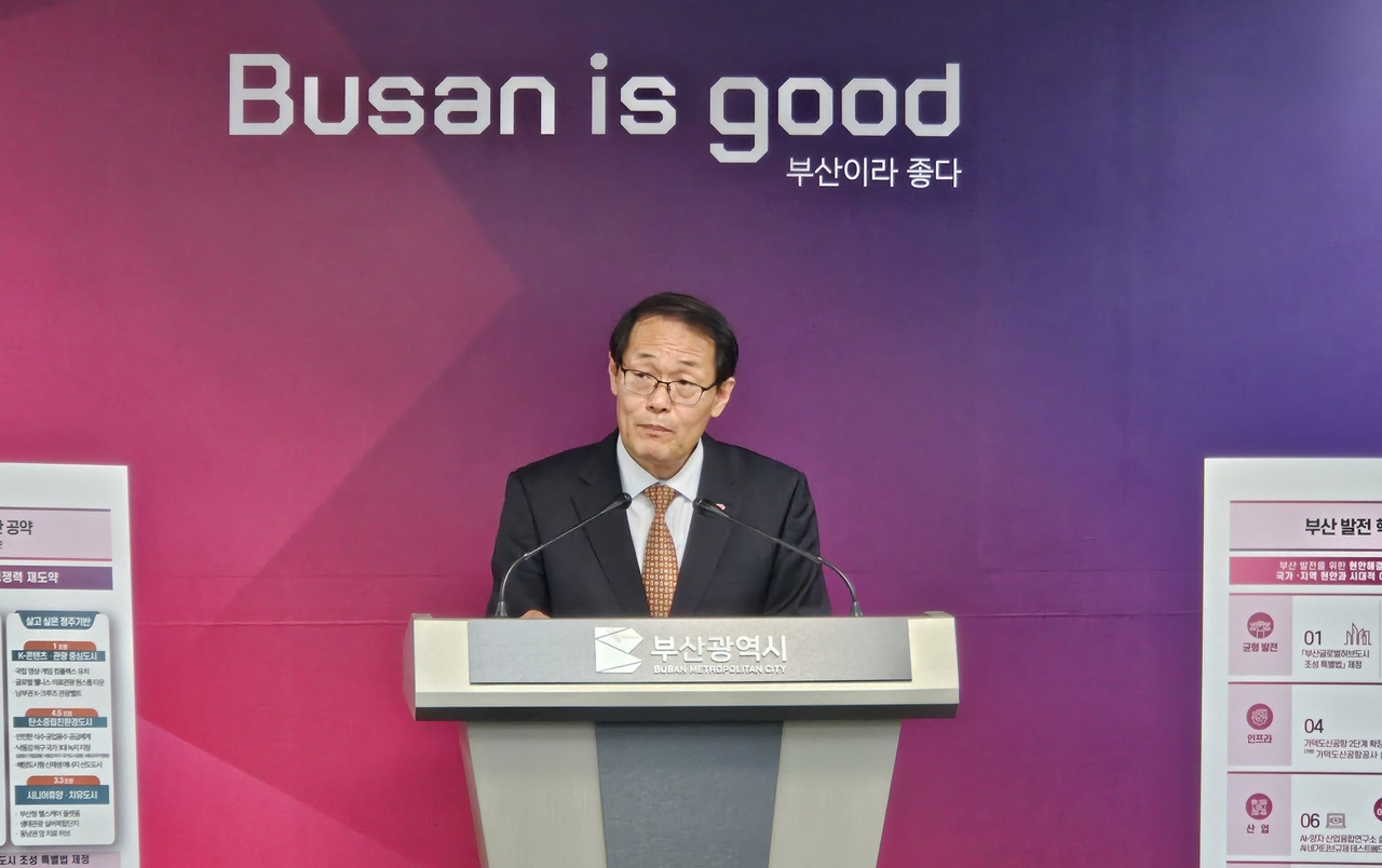 이준승 부산시 행정부시장이 21일 부산시청에서 브리핑을 열고 제21대 대통령선거 부산 지역공약을 발표하고 있다. 부산=조아서 기자