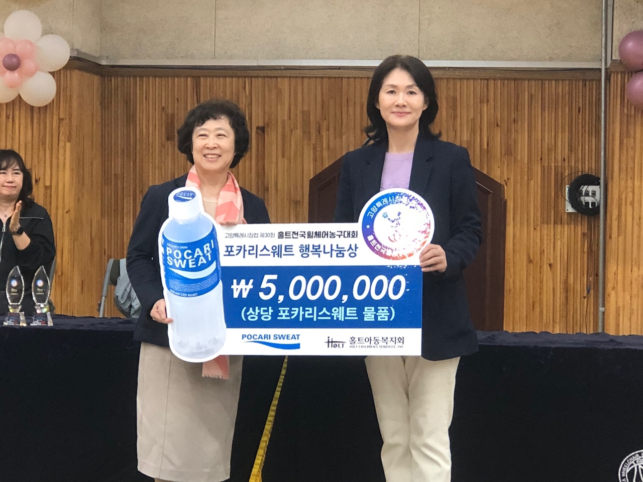 동아오츠카가 장애인 스포츠 발전과 활성화를 위한 후원 활동을 펼쳤다. 이진숙(오른쪽) 동아오츠카 마케팅본부 전무가 행복나눔상을 전달하고 있다. [동아오츠카 제공]