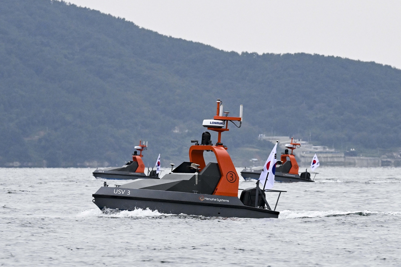 해군의 미래 전장을 대비한 유·무인 복합전투체계인 ‘네이비 시 고스트’(Navy Ghost)의 핵심인 ‘전투용 무인수상정’(USV) 2차 개념설계를 HD현대중공업이 맡았다. 군집 무인수상정의 방호전투를 위한 기동장면. 사진은 기사와 무관. [헤럴드DB]
