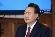 Yoon attends 2nd insurrection trial hearing under flash of press cameras