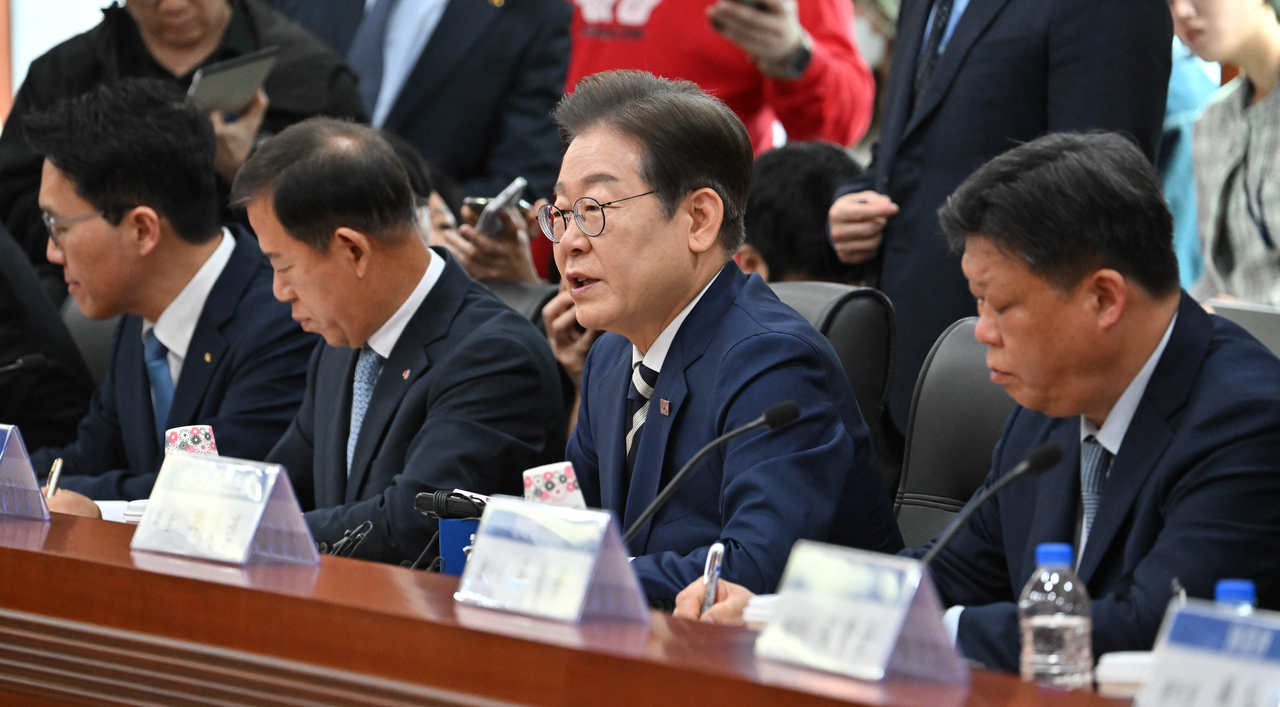 이재명(오른쪽 두 번째) 더불어민주당 대선 경선후보가 21일 오전 서울 여의도 금융투자협회에서 열린 자본시장 활성화를 위한 정책간담회에 참석해 발언하고 있다. 임세준 기자