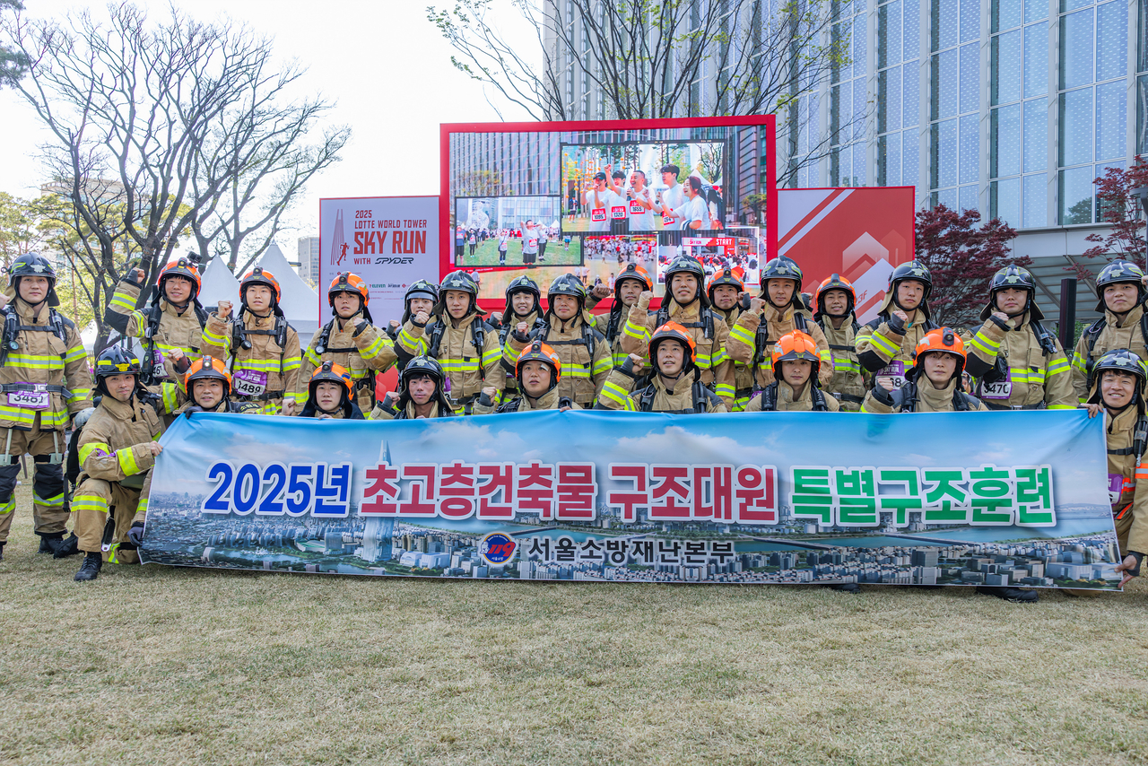 ‘2025 스카이런’ 소방대원 참가자들 [롯데물산 제공]