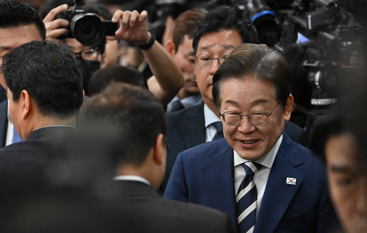 이재명 더불어민주당 대선 경선후보가 21일 오전 서울 여의도 금융투자협회에서 열린 자본시장 활성화를 위한 정책간담회에서 참석자들과 인사하고 있다. 임세준 기자