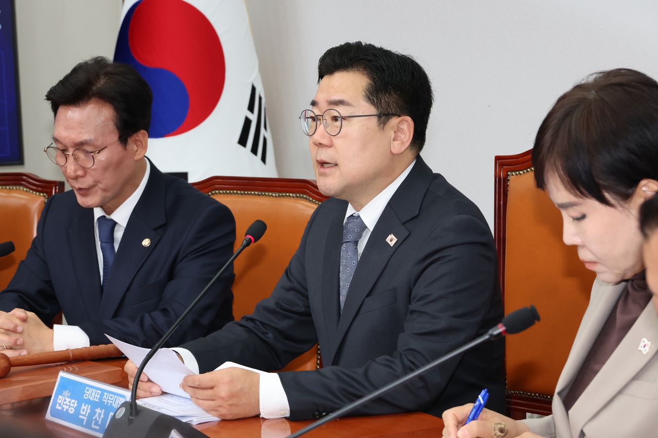박찬대(가운데) 더불어민주당 당대표 직무대행 겸 원내대표. 사진은 박 직무대행이 지난 18일 서울 여의도 국회에서 열린 최고위원회의에서 발언하는 모습. [연합]