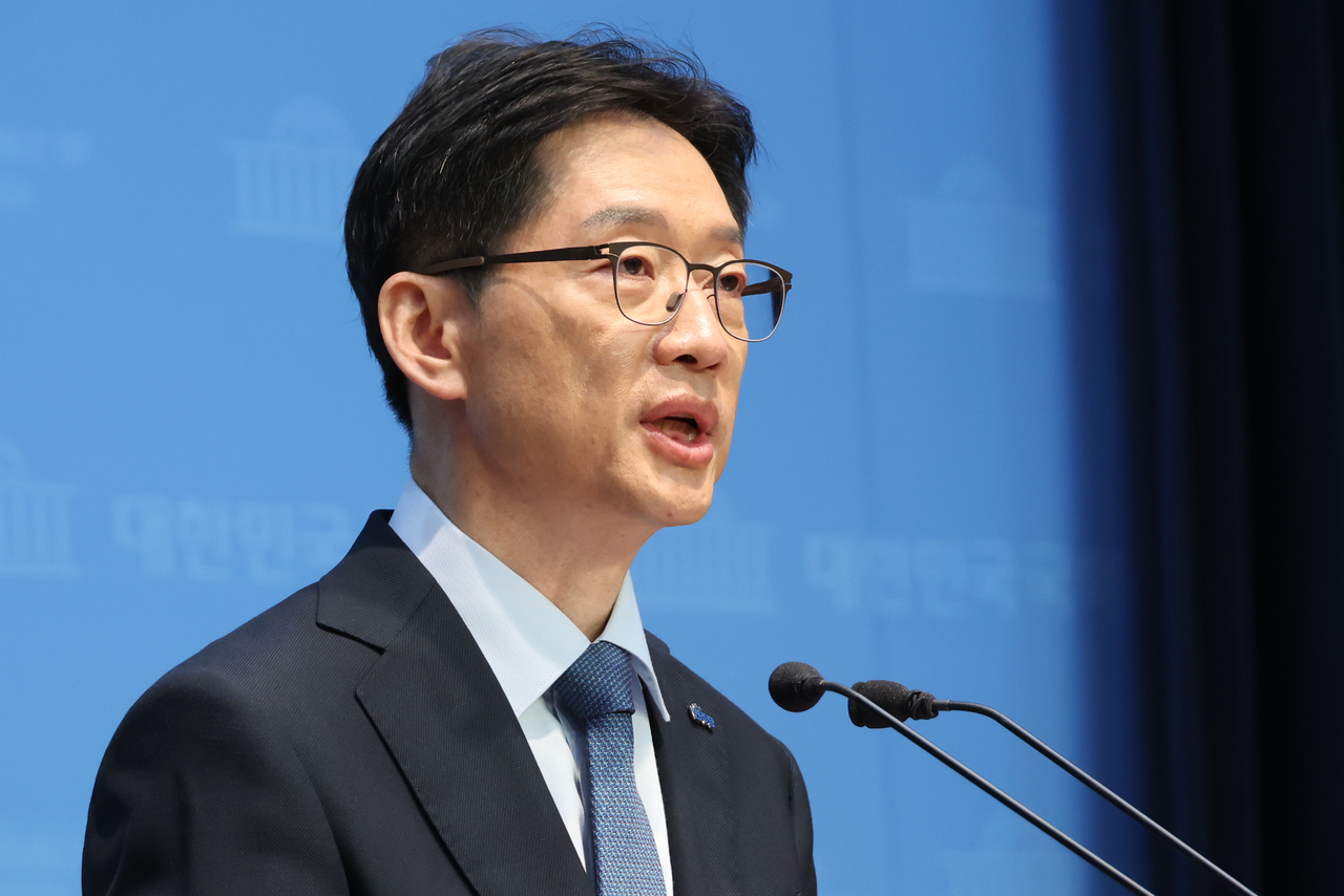 Former lawmaker and South Gyeongsang Province Governor Kim Kyoung-soo, one of the contenders for the Democratic Party of Korea's presidential nomination, speaks at a press conference at the National Assembly, Monday. (Yonhap)