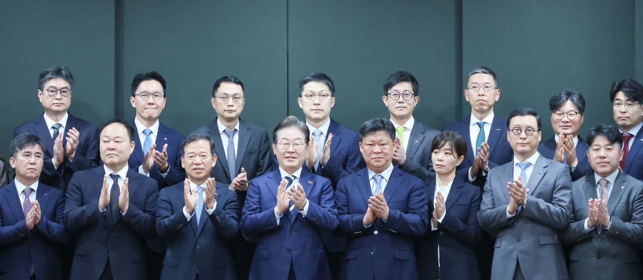 더불어민주당 이재명 대선 경선 후보가 21일 서울 여의도 금융투자협회에서 열린 자본시장 활성화를 위한 정책간담회에서 참석자들과 기념촬영을 하고 있다. [연합]