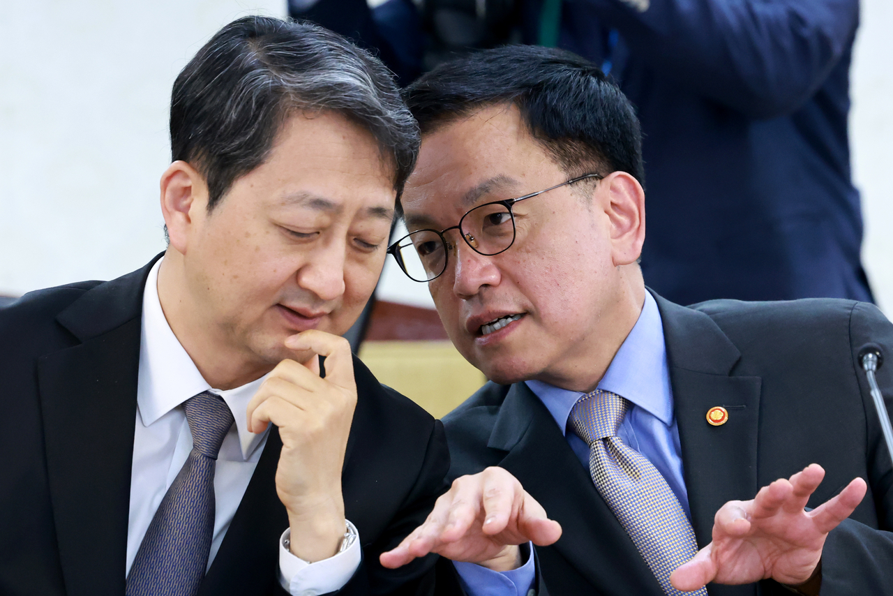 ‘한미 2+2 통상 협의’ 정부 합동 대표단 공동 수석대표를 맡은 최상목 경제부총리 겸 기획재정부 장관(오른쪽)과 안덕근 산업통상자원부 장관이 21일 정부서울청사에서 열린 경제안보전략 태스크포스(TF) 회의에 참석해 논의하고 있다.  [연합]