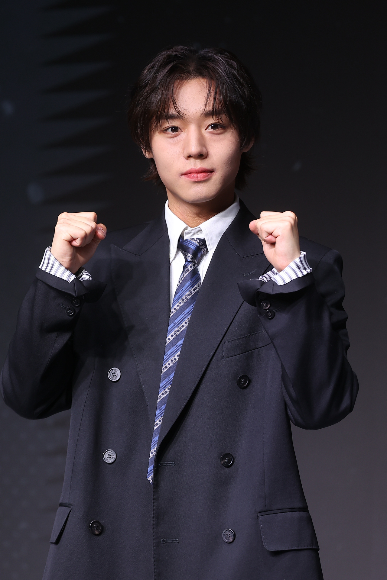 배우 박지훈이 21일 서울 마포구 호텔 나루 엠갤러리에서 열린 넷플릭스 ‘약한영웅 Class 2’ 제작발표회에서 포즈를 취하고 있다.
