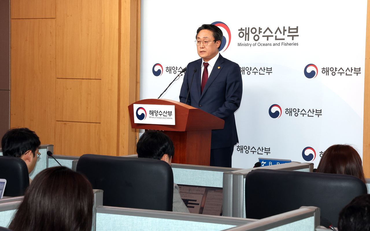 강도형 해양수산부 장관이 21일 정부세종청사 해수부 기자실에서 부산에서 열리는 제10차 아워 오션 콘퍼런스‘(OOC·Our Ocean Conference) 및 APEC 해양관계장관회의와 관련한 설명을 하고 있다. [연합]