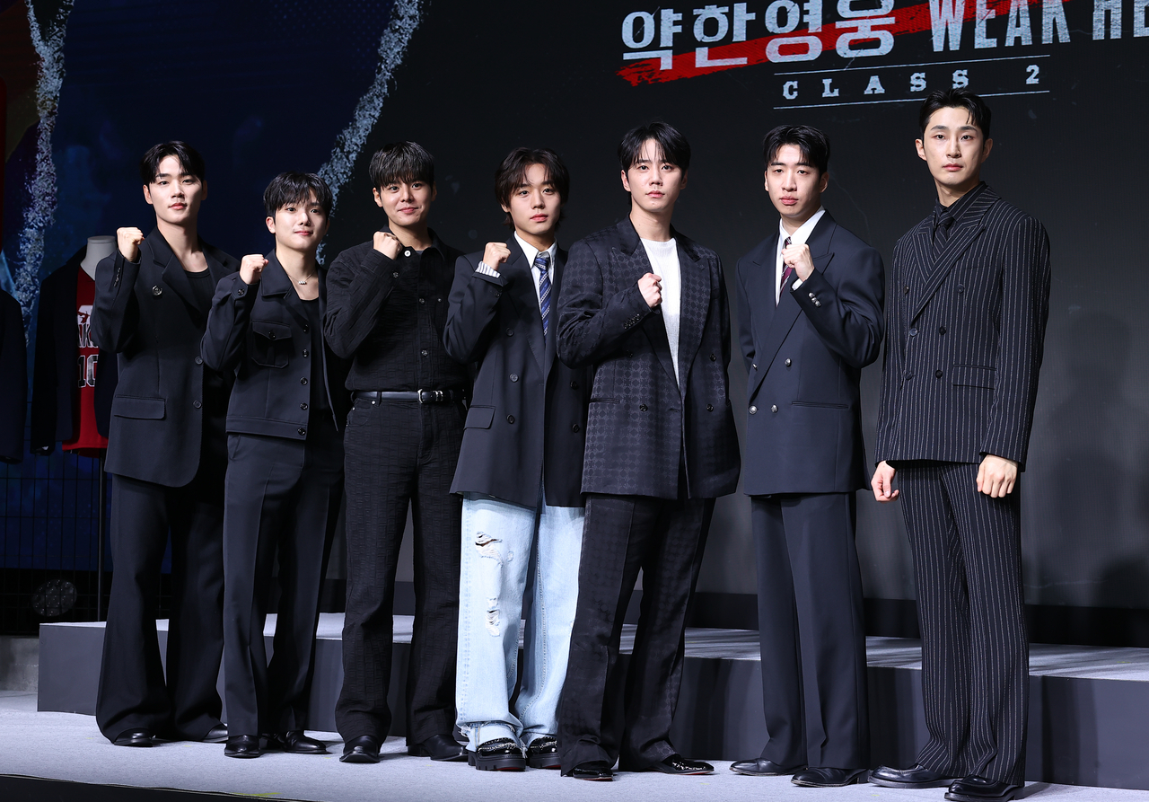 배우 이민재(왼쪽부터), 최민영, 려운, 박지훈, 이준영, 유수빈, 배나라가 21일 서울 마포구 호텔 나루 엠갤러리에서 열린 넷플릭스 ‘약한영웅 Class 2’ 제작발표회에서 포즈를 취하고 있다.