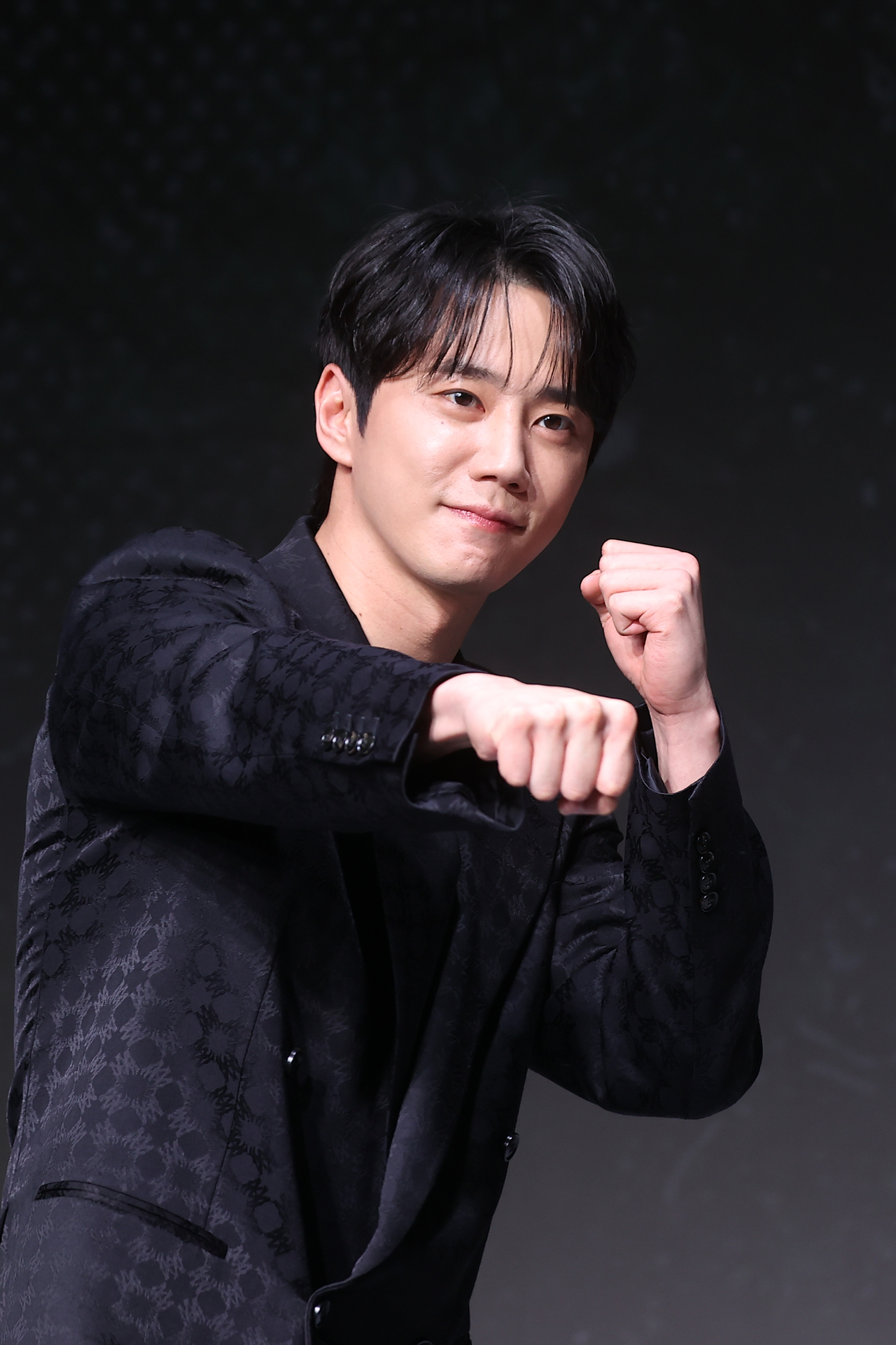 배우 이준영이 21일 서울 마포구 호텔 나루 엠갤러리에서 열린 넷플릭스 ‘약한영웅 Class 2’ 제작발표회에서 포즈를 취하고 있다.