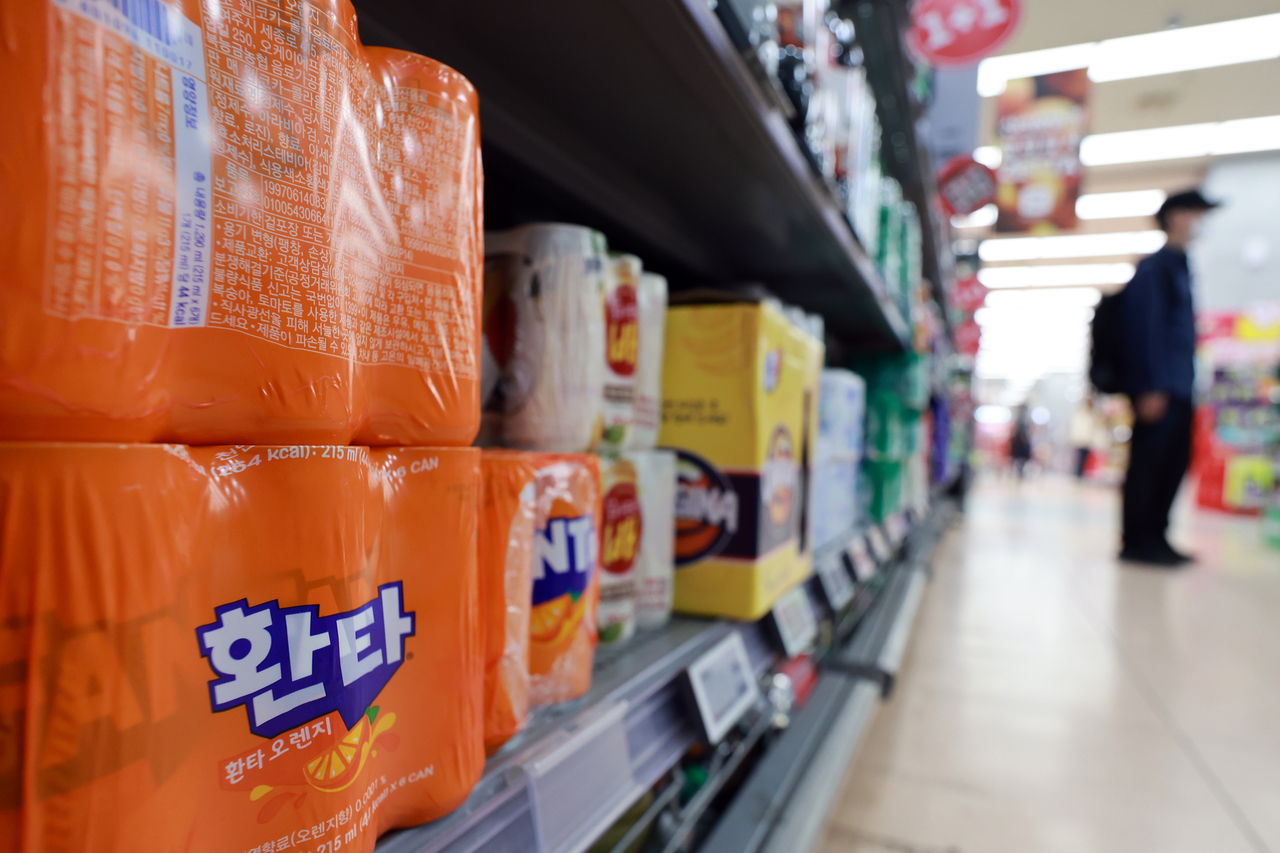 21일 서울 시내 한 대형마트에서 판매하는 코카콜라음료 환타 [연합]