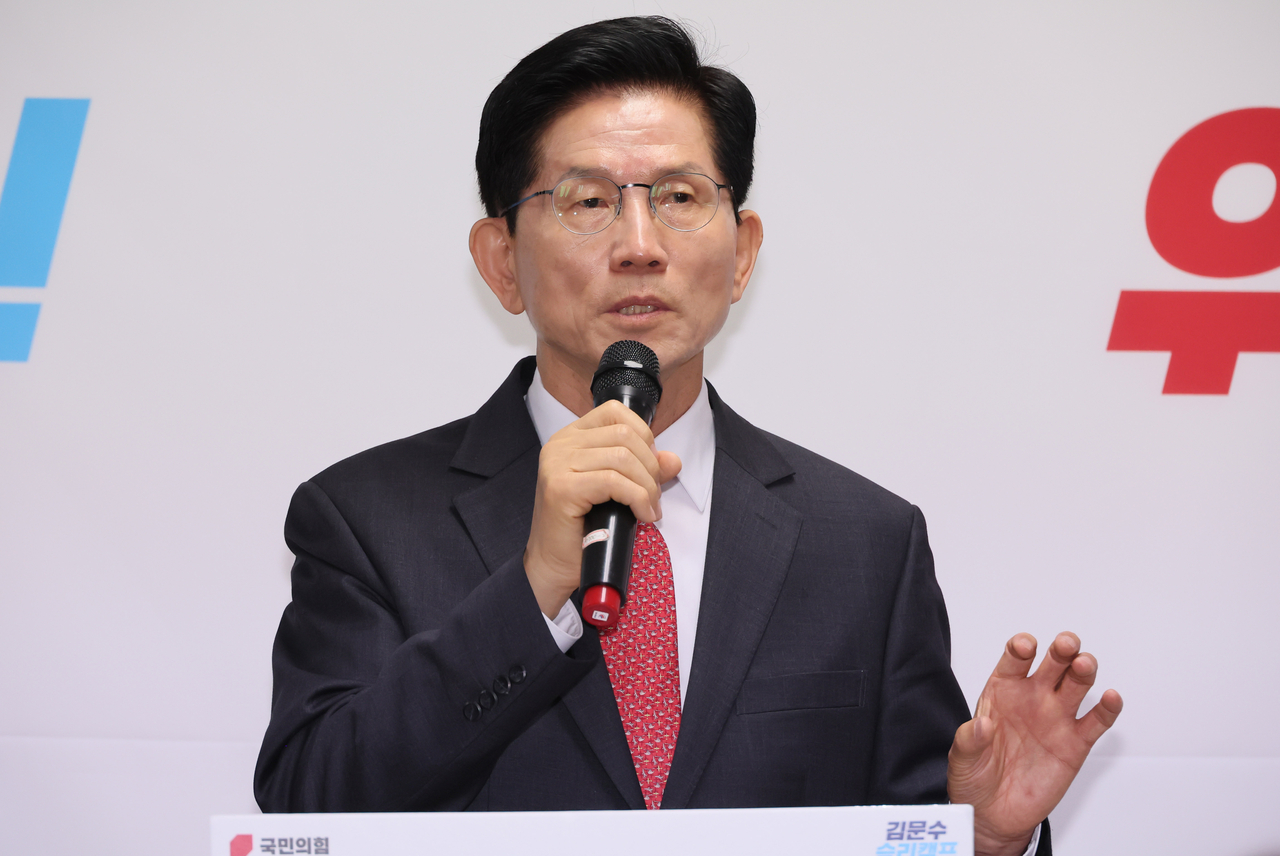 국민의힘 김문수 대선 경선 후보가 18일 서울 여의도 선거사무소에서 기업하기 좋은 대한민국 만들기를 주제로 경제 분야 공약을 발표하고 있다. [연합]