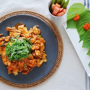 29. Dakgalbi (spicy stir-fried chicken)