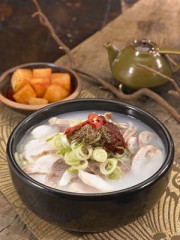43. Dwaeji gukbap (pork and rice soup)