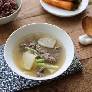 51. Sogogi mutguk (Beef and daikon radish soup)