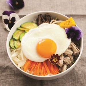 21. Bibimbap (mixed rice with beef and vegetables)