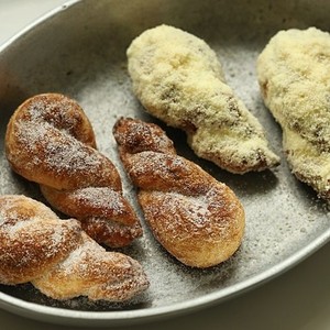 86. Kkwabaegi (twisted donuts)