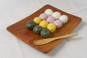 89. Kkultteok (honey-filled rice cakes)