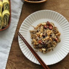 8. Myeolchi bokkeum (stir-fried dried anchovies) 