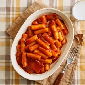 3. Tteokbokki (spicy stir-fried rice cakes)