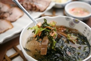 32. Mukbap (chilled acorn jelly and rice soup)