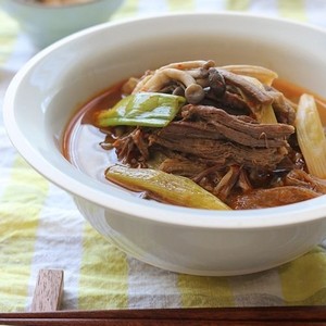 38. Yukgaejang (spicy beef soup with vegetables)