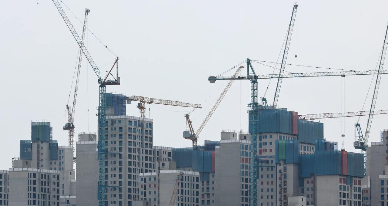 서울 시내 한 아파트 공사 현장에 타워크레인이 설치돼있다. [뉴시스]