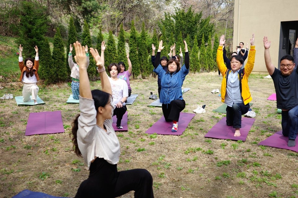 장미란 차관(가운데)이 ‘한국관광의 별’ 청풍 숲속 요가를 체험하고 있다.